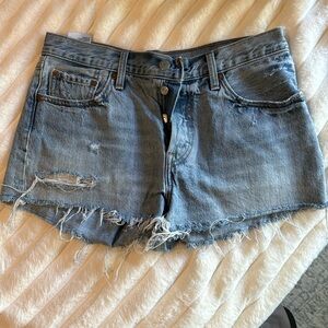 Levi’s 501 light wash short Jean shorts. Size 28